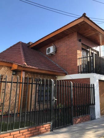 VENTA CASA 4 AMBIENTES - CENTRO DE DERQUI, PILAR - APTO CREDITO