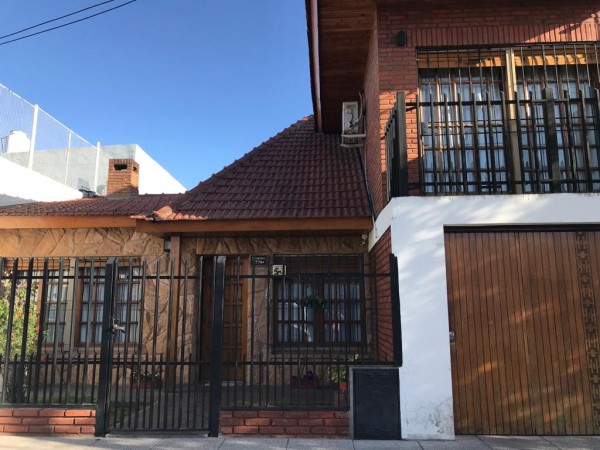 VENTA CASA 4 AMBIENTES - CENTRO DE DERQUI, PILAR - APTO CREDITO