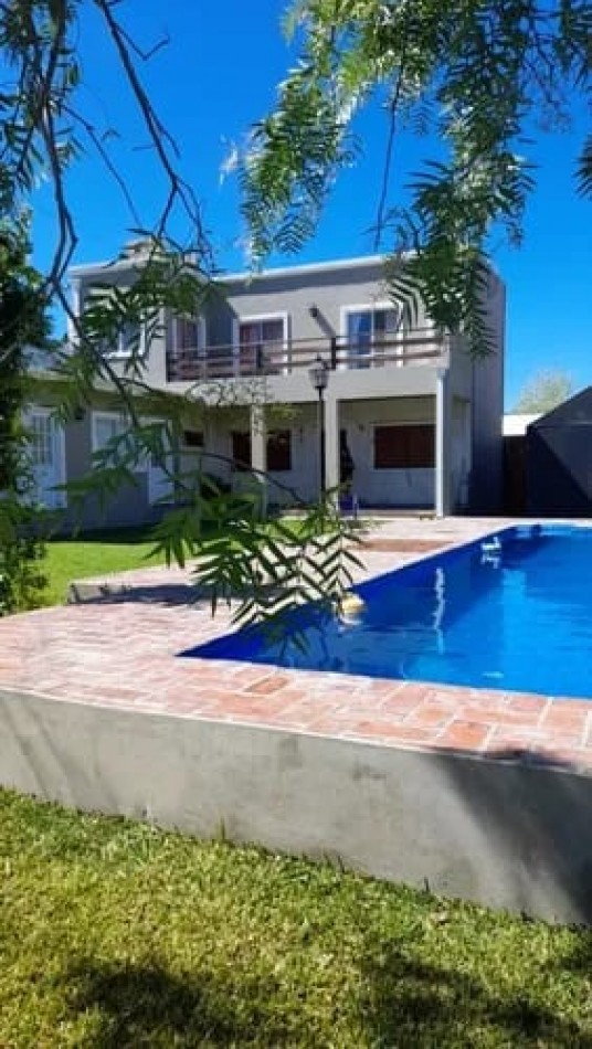 Casa De Dos Plantas Con Pileta En Venta En Villa Rosa
