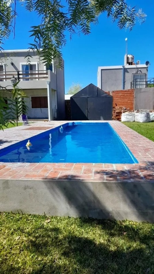 Casa De Dos Plantas Con Pileta En Venta En Villa Rosa