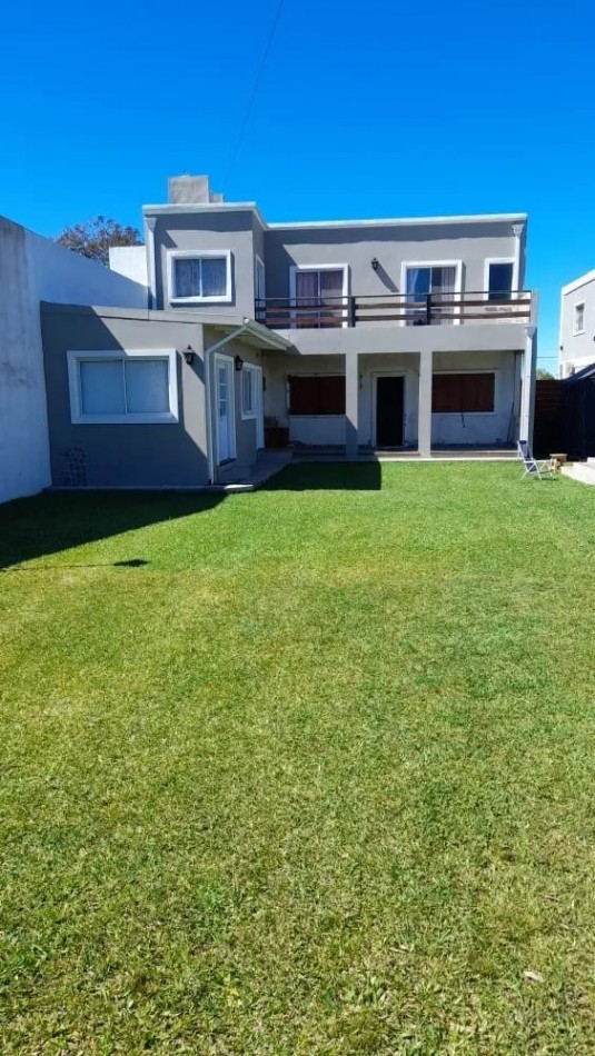 Casa De Dos Plantas Con Pileta En Venta En Villa Rosa