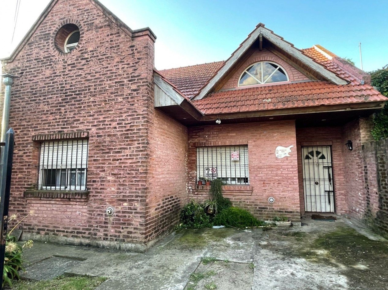 CASA EN VENTA - 4 AMBIENTES - PILAR CENTRO 
