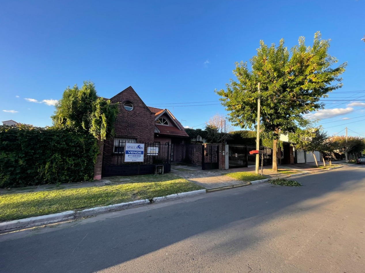 CASA EN VENTA - 4 AMBIENTES - PILAR CENTRO 