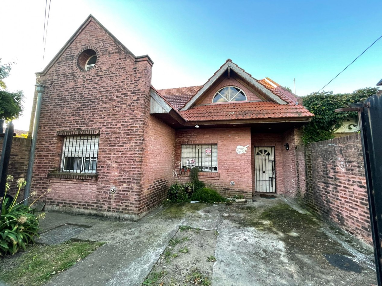 CASA EN VENTA - 4 AMBIENTES - PILAR CENTRO 
