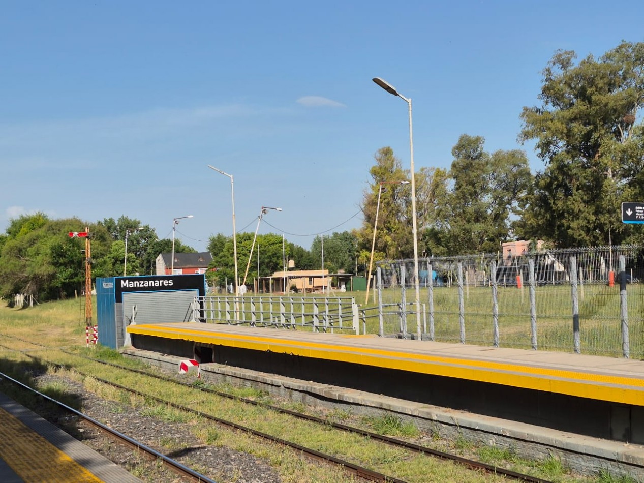 LOTE CON LOCALES EN CENTRO DE MANZANARES - OPORTUNIDAD DE INVERSION