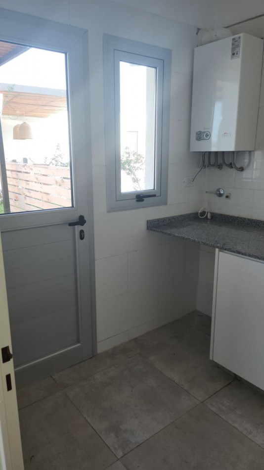 VENTA CASA 4 AMBIENTES BARRIO SANTA LUCIA PILAR DEL ESTE