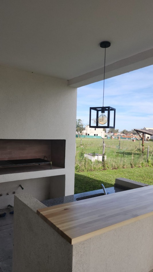 VENTA CASA 4 AMBIENTES BARRIO SANTA LUCIA PILAR DEL ESTE