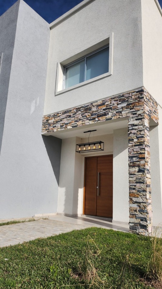 VENTA CASA 4 AMBIENTES BARRIO SANTA LUCIA PILAR DEL ESTE