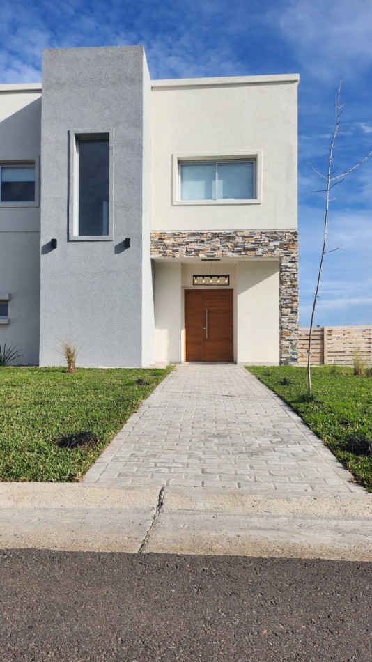 VENTA CASA 4 AMBIENTES BARRIO SANTA LUCIA PILAR DEL ESTE