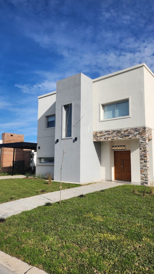 VENTA CASA 4 AMBIENTES BARRIO SANTA LUCIA PILAR DEL ESTE