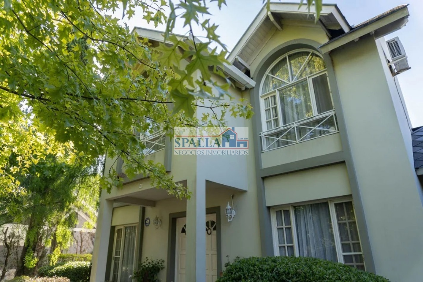 LA MASIA CASA EN VENTA DE 5 AMBIENTES CON AMPLIO JARDIN Y PILETA - APTO CREDITO