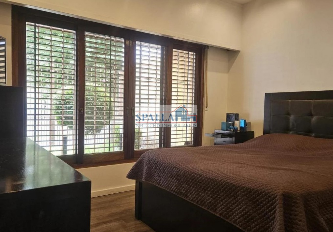 VENTA OPORTUNIDAD CASA 5 AMBIENTES CON PILETA Y QUINCHO AVELLANEDA WILDE 