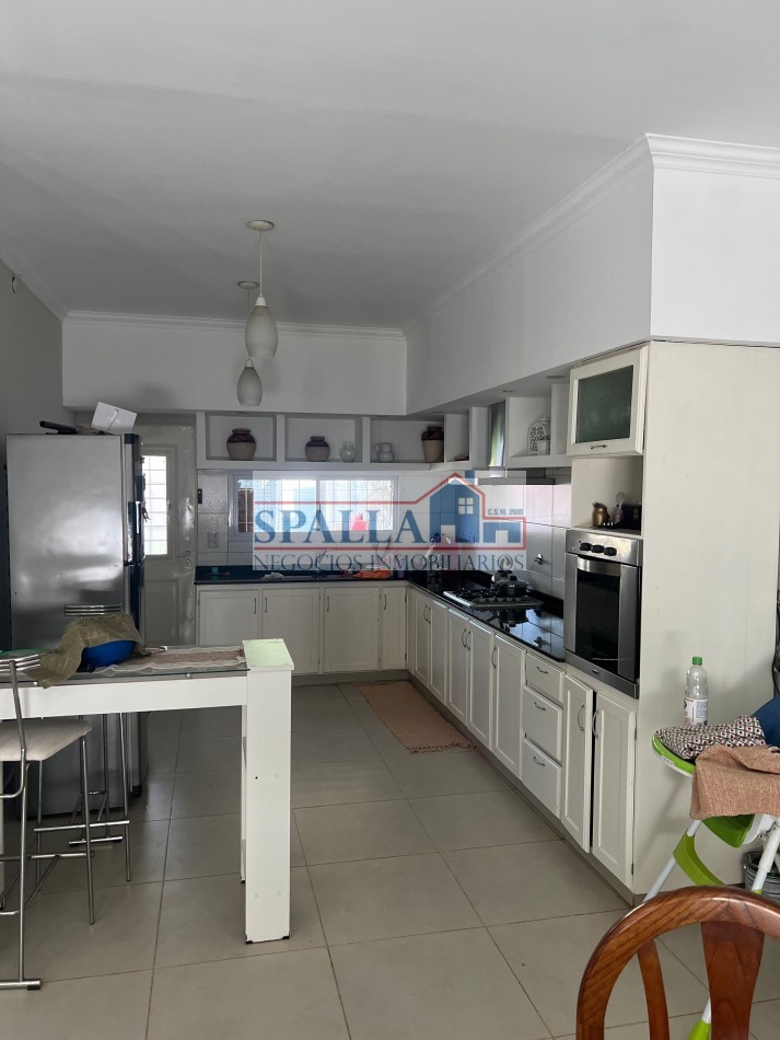 CASA EN VENTA EN JOSE C PAZ, 4 AMBIENTES CON PILETA