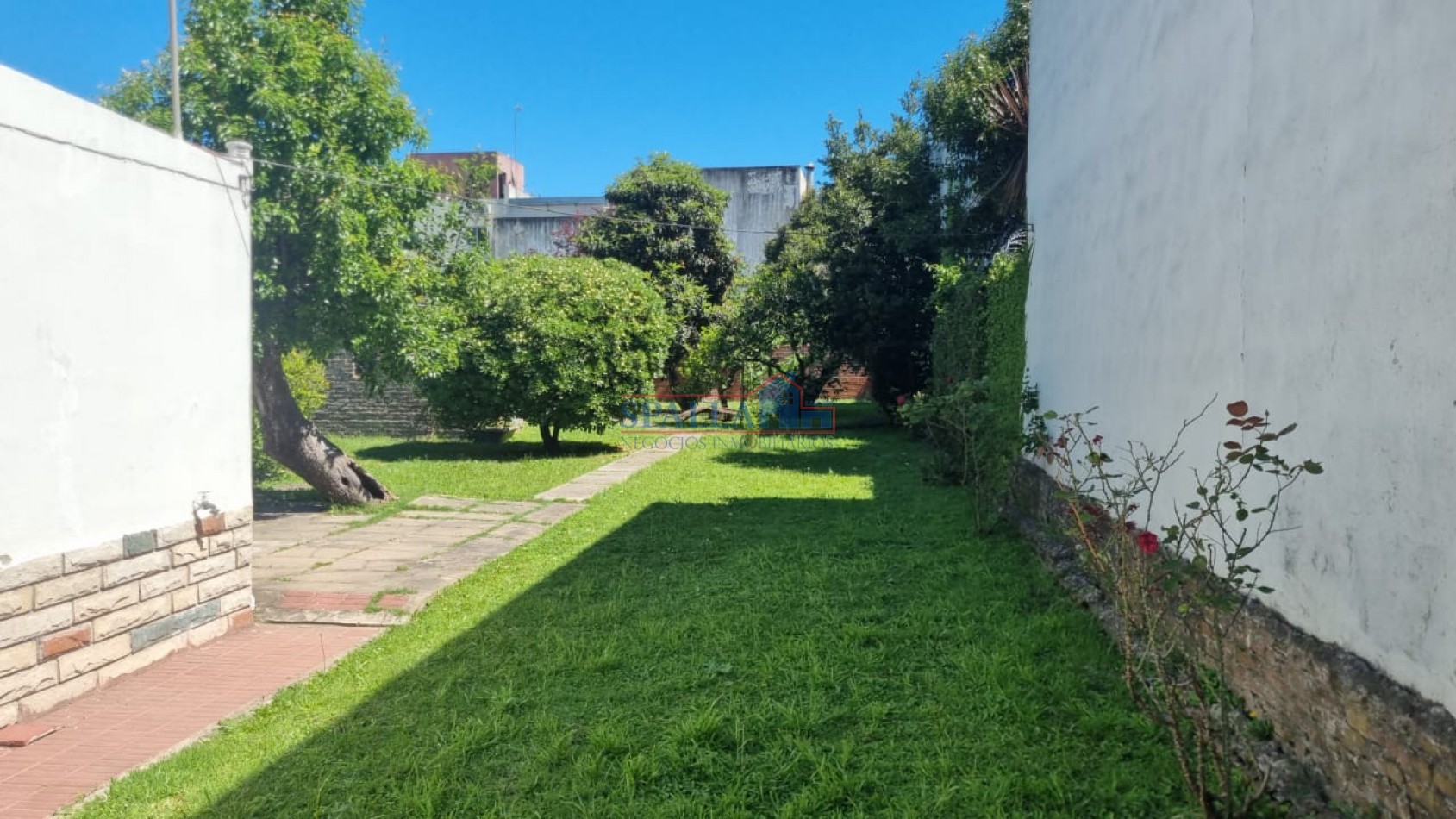 VENTA CASA 4 AMBIENTES CON PARQUE EN VILLA MORRA PILAR