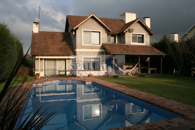 INCREÍBLE CASA EN BARRIO BERMUDAS!!!