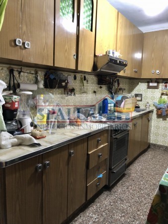 MAGNIFICA CASA EN VENTA 6 AMBIENTES - A MTS DE CENTRO COMERCIAL EN LOS POLVORINES - Malvinas Argentinas