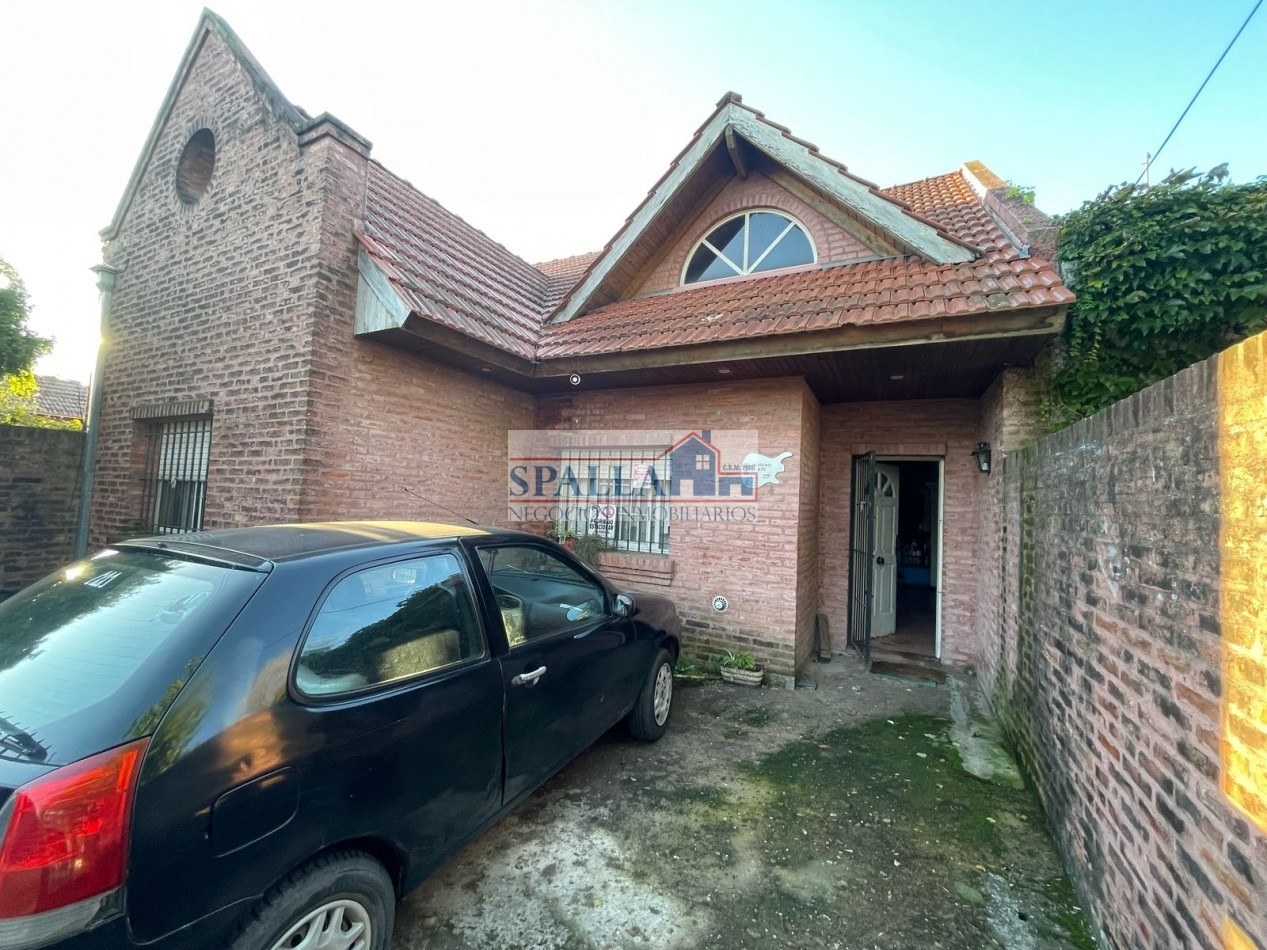 CASA EN VENTA - 4 AMBIENTES - PILAR CENTRO 