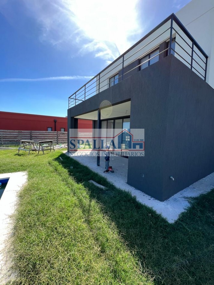 CASA EN VENTA SAN SEBASTIAN A ESTRENAR AREA 1 CON RENTA