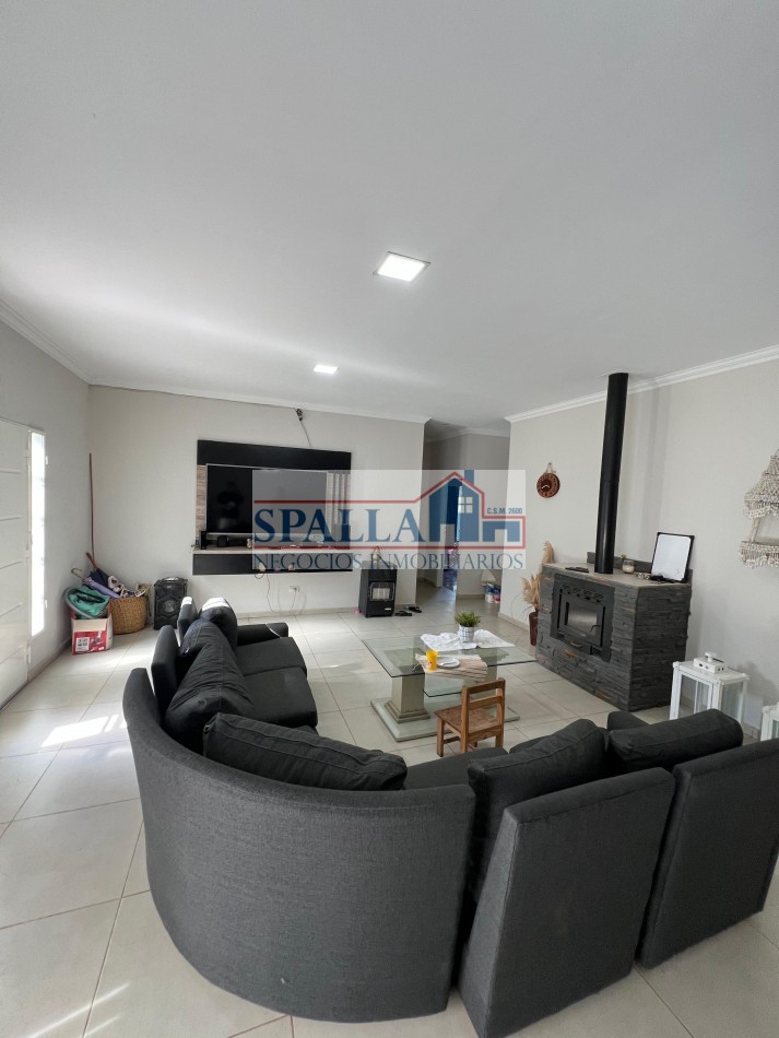 CASA EN VENTA EN JOSE C PAZ, 4 AMBIENTES CON PILETA