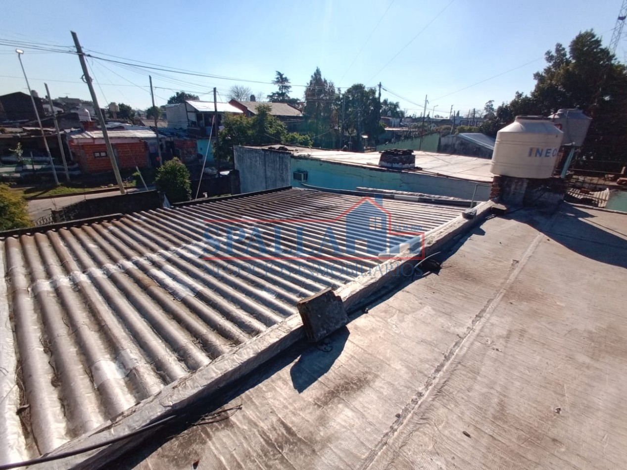 CASA 4 AMBIENTES EN VENTA- ESQUINA ESTRATEGICA Y ZONA MUY TRANSITADA, GRAND BOURG.