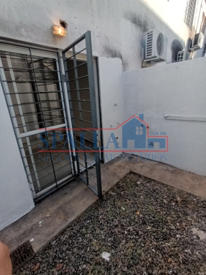 VENTA DE DEPARTAMENTO DOS AMBIENTES CON COHERA CUBIERTA , EXCELENTE UBICACION EN SAN MIGUEL