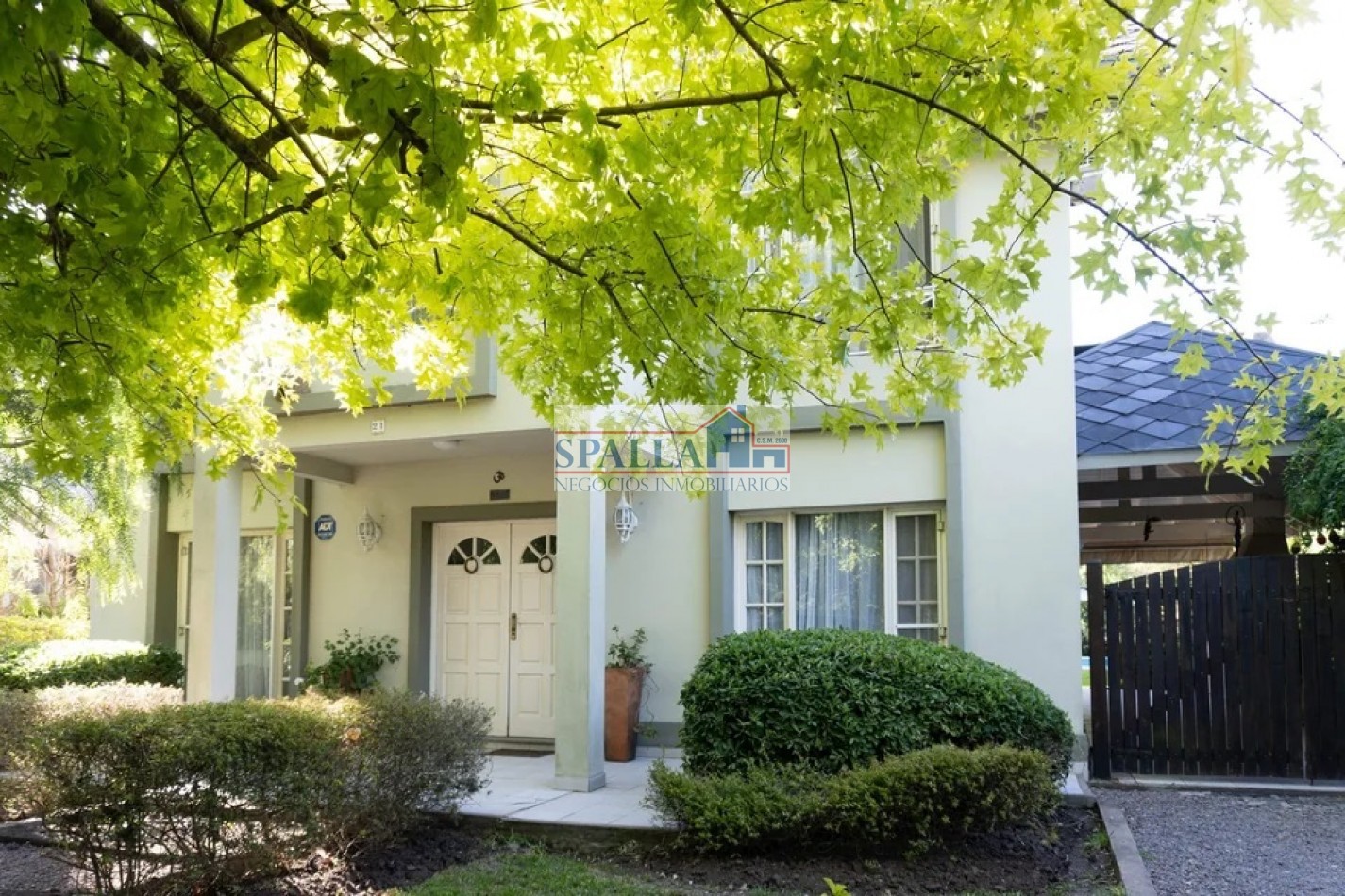 LA MASIA CASA EN VENTA DE 5 AMBIENTES CON AMPLIO JARDIN Y PILETA - APTO CREDITO