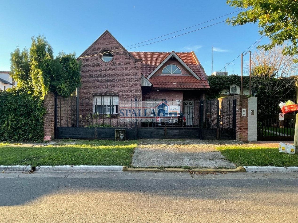 CASA EN VENTA - 4 AMBIENTES - PILAR CENTRO 