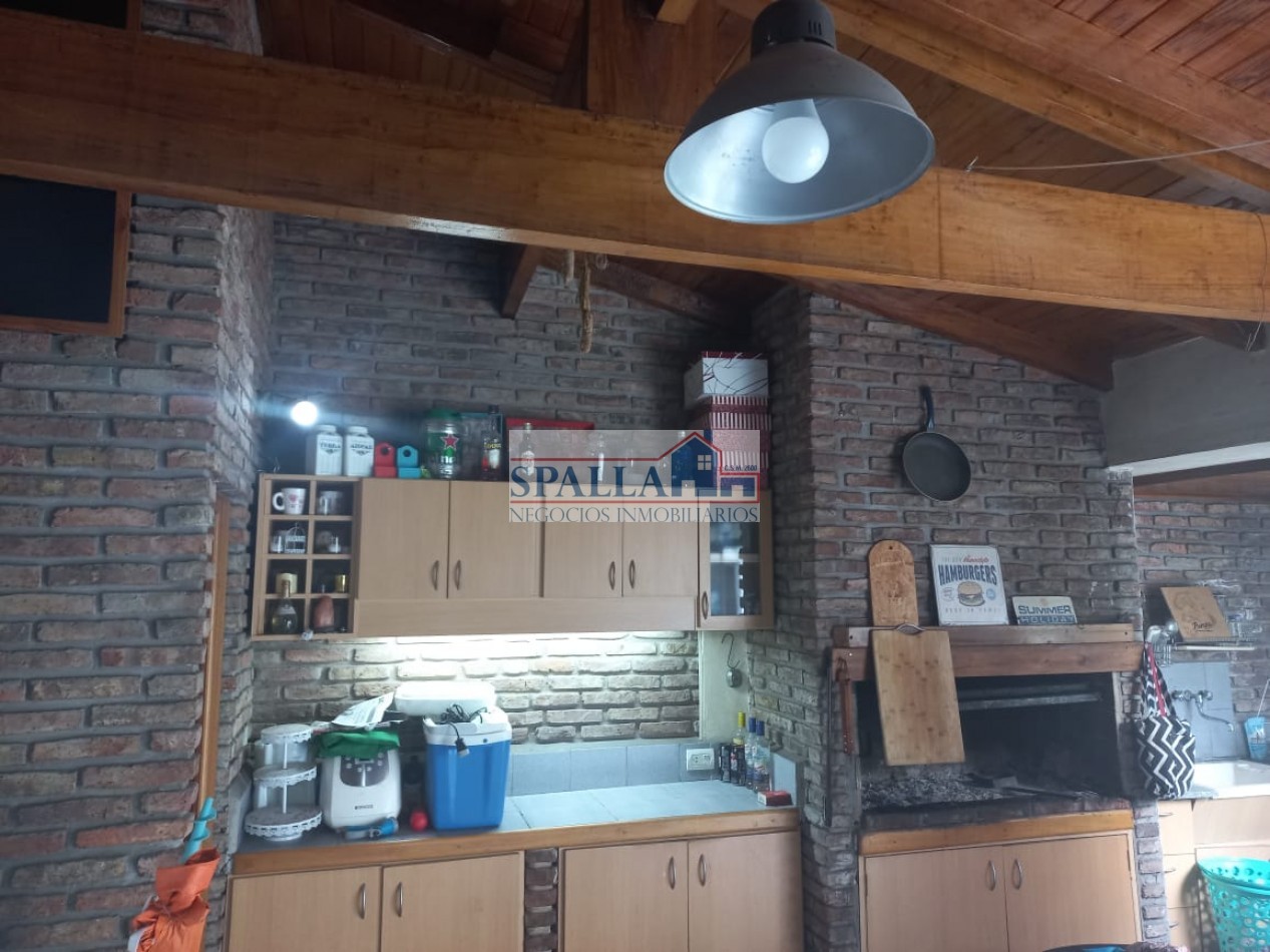 VENTA OPORTUNIDAD CASA 5 AMBIENTES CON PILETA Y QUINCHO AVELLANEDA WILDE 