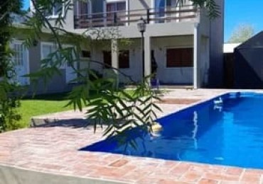 Casa De Dos Plantas Con Pileta En Venta En Villa Rosa