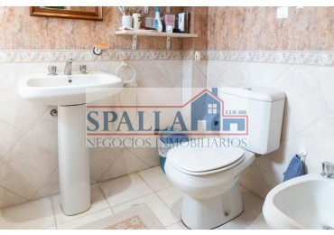 LA MASIA CASA EN VENTA DE 5 AMBIENTES CON AMPLIO JARDIN Y PILETA - APTO CREDITO