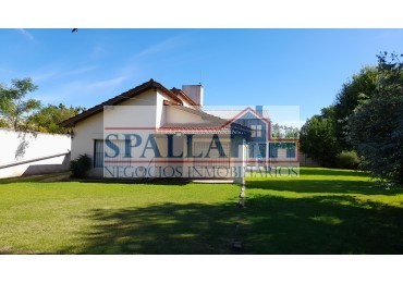 VENTA CASA QUINTA CON TINGLADO CERRADO EN PILAR, MULTIPLES USOS - OPORTUNIDAD 